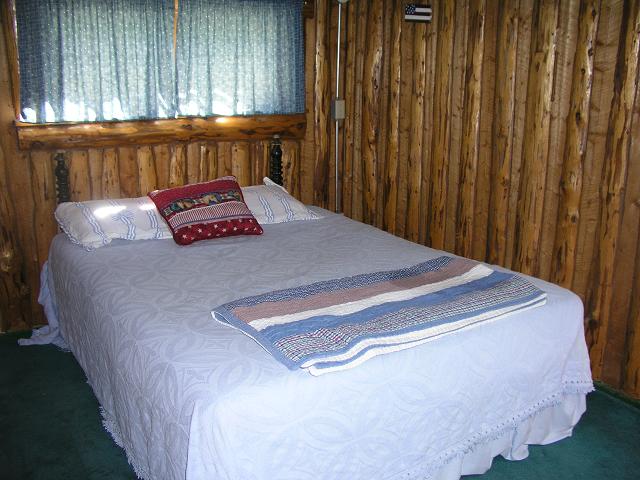 cabin9_bed.JPG (56149 bytes)